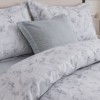 Lenjerie finet cu elastic 6 piese Fluturi si ramuri gri, model delicat cu fluturi si ramuri gri pe fundal alb, cu cearsaf uni gri deschis