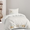 Lenjerie de pat 1 persoană, bumbac 100%, model pascal Ginny, decorată cu iepurași simpatici printre flori și detalii botanice delicate.