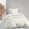 Lenjerie de pat 1 persoană, bumbac 100%, model pascal YoYo, decorată cu iepurași simpatici printre flori și detalii botanice delicate.