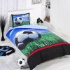 Lenjerie de pat 1 persoană cu design fotbal, minge pe teren verde și fundal albastru, ambalată în cutie elegantă