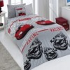 Lenjerie de pat 1 persoană roșu și gri cu design mașini de curse, ambalată în cutie elegantă