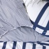Set lenjerie pat 1 persoană Nifty Cotton Box din bumbac 100 % ranforce, dungi bleumarin pe fond alb, verso bleumarin uni
