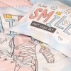 Set lenjerie pat 1 persoană Smile Cotton Box din bumbac 100 % ranforce, imprimeu carouri pastel cu teniși roz și texte „Smile & Move On”