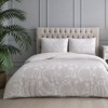 Lenjerie pat 1 persoana TAC Mako Satin Perry Gri alba cu model vegetal cu frunze gri elegant