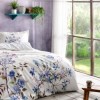 Lenjerie pat 1 persoana TAC Mako Satin Lindy cu model floral albastru si mov pe fundal deschis
