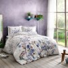 Lenjerie pat 1 persoana TAC Mako Satin Lindy cu model floral albastru si mov pe fundal deschis