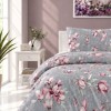 lenjerie pat 1 persoana Marea Powder bumbac ranforce cu elastic magnolii roz pe fundal gri First Choice