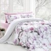 Lenjerie de pat Story Home Layla Lilac din bumbac cu model floral în nuanțe de mov și roz pe fundal alb