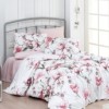 Lenjerie de pat Story Home Layla Salmon din bumbac cu model floral în nuanțe de roz somon și verde pe fundal alb