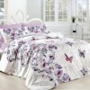Lenjerie de pat Story Home Kelebek Lilac din bumbac cu model flori și fluturi în nuanțe de mov și roz pe fundal alb