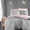Lenjerie de pat Story Home Paradise Grey din bumbac 100% ranforce, cu design floral gri și roz pe fundal gri deschis