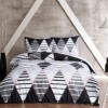 Lenjerie de pat cu elastic pentru saltea de 160x200 cm, design geometric alb-negru cu accente roșii, bumbac 100% ranforce