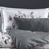 Lenjerie de pat La Romano Delcina Grey bumbac satinat 300 TC flori mov gri pe fond alb cu model abstract gri antracit