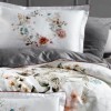 Lenjerie de pat La Romano Floral Grey bumbac satinat 300 TC flori roz piersiciu pe fond alb si model gri