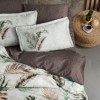 Lenjerie de pat La Romano Hira Iron bumbac satinat 300 TC frunze de palmier si monstera verde maro pe fond crem