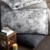 Lenjerie de pat La Romano Sirene Cobalt bumbac satinat 300 TC imprimeu floral abstract alb gri cu efect marmorat
