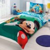 Lenjerie de pat copii Disney Mickey Club din bumbac 100%, decorată cu personaje precum Mickey Mouse, în culori vii pe fundal verde și albastru, set de 3 piese