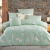 Lenjerie de pat dublu bumbac 100% ranforce Nazenin Home cu 6 piese și design floral cu flori albe și portocalii pe fundal verde pastel.