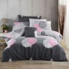 Lenjerie de pat dublu bumbac 100% ranforce Nazenin Home cu 6 piese și design modern cu cercuri și inimi în nuanțe de gri, alb și roz pe fundal alb și gri închis.
