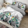Lenjerie de pat cu design exotic de fluturi colorați în nuanțe de verde și portocaliu printre frunze gri pe fundal alb