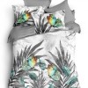 Lenjerie de pat cu design exotic de fluturi colorați în nuanțe de verde și portocaliu printre frunze gri pe fundal alb