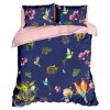 Lenjerie de pat dublu din bumbac ranforce cu model de păsări și flori colorate în nuanțe de roz, verde, galben și albastru pe fundal bleumarin