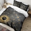 Lenjerie de pat cu design zodiacal auriu și simboluri astrale pe fundal negru stelar