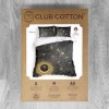 Lenjerie de pat cu design zodiacal auriu și simboluri astrale pe fundal negru stelar