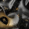 Lenjerie de pat cu design zodiacal auriu și simboluri astrale pe fundal negru stelar