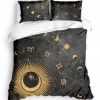 Lenjerie de pat cu design zodiacal auriu și simboluri astrale pe fundal negru stelar