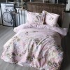 Lenjerie de pat dublu din bumbac 100% ranforce cu design floral romantic în nuanțe de roz și accente florale delicate