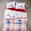 Lenjerie de pat dublu bumbac 100% ranforce Cotton Box Alesta Claret Red cu design nautic și carouri în nuanțe de roșu, albastru și alb.