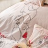 Lenjerie de pat din bumbac ranforce 100% cu model grafic și floral abstract în nuanțe de roz pudrat și alb, decorată cu linii artistice și accente feminine