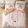 Lenjerie de pat din bumbac ranforce 100% cu model grafic și floral abstract în nuanțe de roz pudrat și alb, decorată cu linii artistice și accente feminine