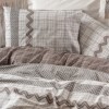 Lenjerie de pat din bumbac ranforce 100% cu model geometric și zig-zag în nuanțe de maro și bej, decorată cu detalii liniate și texturate