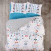 Lenjerie de pat dublu bumbac 100% Ranforce Cotton Box Cesminaz Turquoise cu design floral vibrant în nuanțe de turcoaz, roșu și portocaliu pe fundal alb, veselă și energică.