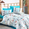 Lenjerie de pat dublu bumbac 100% Ranforce Cotton Box Cesminaz Turquoise cu design floral vibrant în nuanțe de turcoaz, roșu și portocaliu pe fundal alb, veselă și energică.