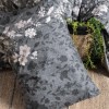 Lenjerie de pat Comely Antracit din bumbac 100% ranforce, brand Cottonbox, cu design floral în tonuri de antracit și alb, ideală pentru un decor elegant și modern.