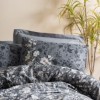 Lenjerie de pat Comely Antracit din bumbac 100% ranforce, brand Cottonbox, cu design floral în tonuri de antracit și alb, ideală pentru un decor elegant și modern.