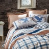Lenjerie de pat dublu din bumbac 100% ranforce, model Cotton Box Danilo Brown, cu motive geometrice și inscripții vintage în nuanțe de maro și albastru.