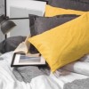 Lenjerie de pat dublu bumbac 100% ranforce Cottonbox, design modern cercuri gri și detalii galbene.