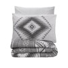 Lenjerie de pat din bumbac 100% ranforce, de la Cotton Box, model Delos Antracit, cu design geometric în alb și gri închis.