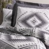 Lenjerie de pat din bumbac 100% ranforce, de la Cotton Box, model Delos Antracit, cu design geometric în alb și gri închis.