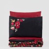 Lenjerie de pat Desire-Red cu nuanțe de roșu și negru, floricele colorate