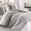 Lenjerie de pat dublu bumbac 100% Ranforce, cearșaf elastic 160x200 cm, design elegant cu motive bej și gri pe fundal alb.