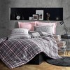 Lenjerie de pat dublu din bumbac 100% ranforce, model Cotton Box Dusty Rose Grey, cu motive geometrice și inscripții sport în nuanțe de roz prăfuit și gri.