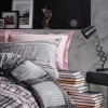 Lenjerie de pat dublu din bumbac 100% ranforce, model Cotton Box Dusty Rose Grey, cu motive geometrice și inscripții sport în nuanțe de roz prăfuit și gri.