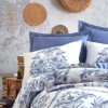 Lenjerie de pat dublu bumbac 100% Ranforce Cotton Box Egina Blue cu design floral elegant în nuanțe de albastru și alb, rafinată și liniștitoare.