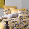 Lenjerie de pat dublu din bumbac 100% ranforce, model Cotton Box Elon Yellow, cu motive geometrice vibrante în nuanțe de galben și gri.