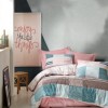 Lenjerie de pat dublu bumbac 100% Ranforce Cotton Box Eva Powder cu design în carouri și dungi în nuanțe de roz, albastru și alb, modernă și plină de culoare.
